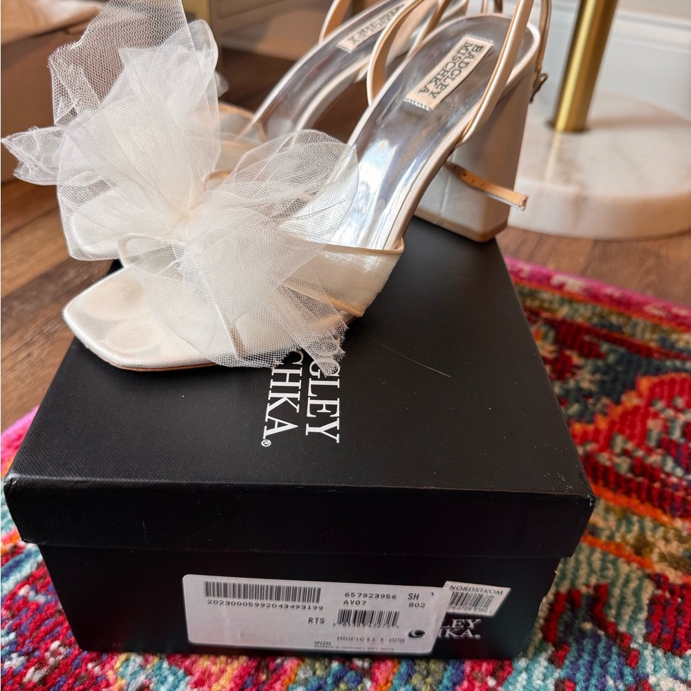 Badgley Mischka Satin Heels with Tulle Bow size 8.5